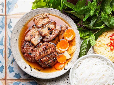  Bún Chả Hà Nội: En kryddig dans av nötkött och risnudlar som sjunger en sång av sötma och syrlighet!