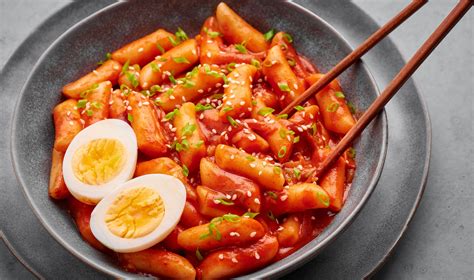  Ddeokbokki: Den kryddiga och livliga smaken av den koreanska gatan!