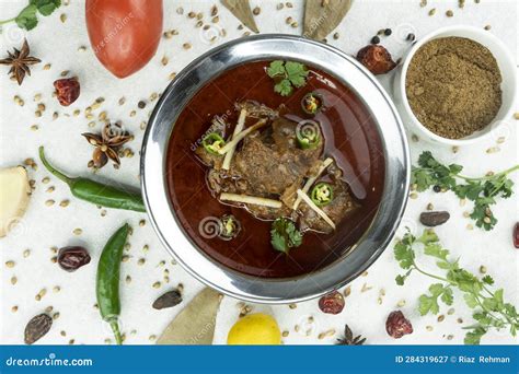  Nihari - En Krämig Dröm med Mjuka Köttstycken och Kryddiga Aromer som Dansar på Tungan