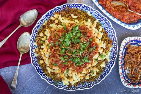  Koshari: En Rökig och Kryddig Explosion av Smaker som Tar Dig Till Tempelns Köket!