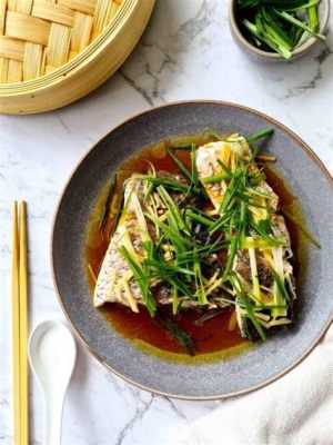  Zhaoqing Steamed Fish with Ginger and Scallions!  A Symphony of Delicate Flavors and Umami Richness